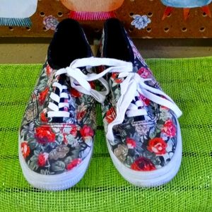 Nice looking tennis shoes. Clean